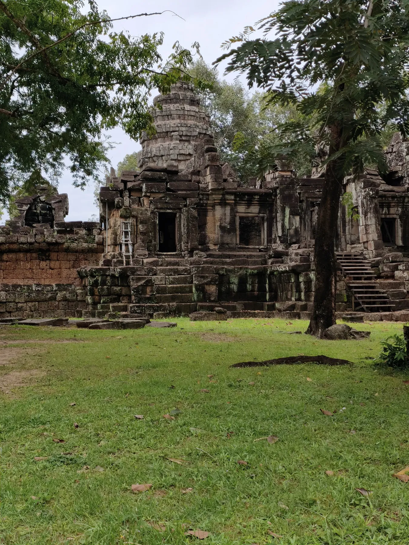Khmer stone carving at Angkor